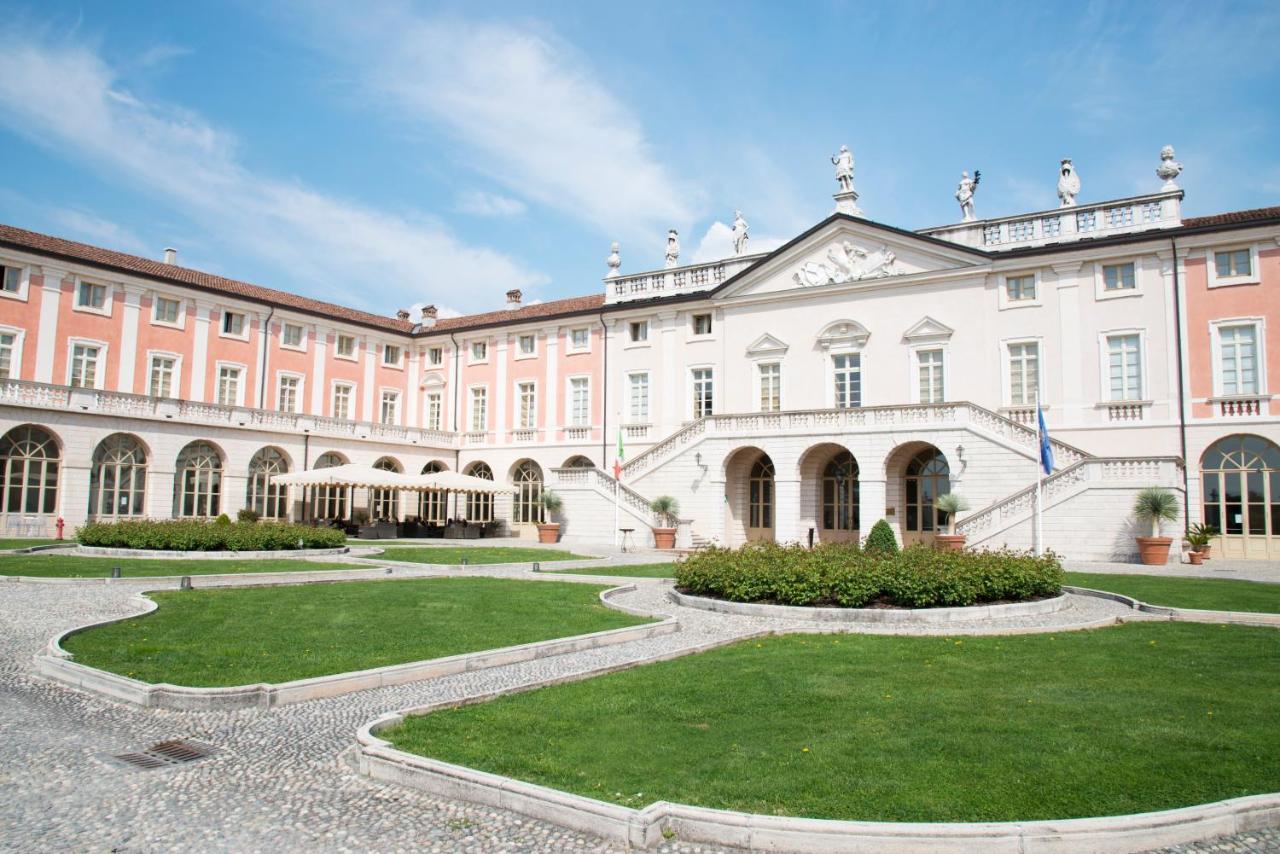 Villa Fenaroli Palace Hotel เรซซาโต ภายนอก รูปภาพ